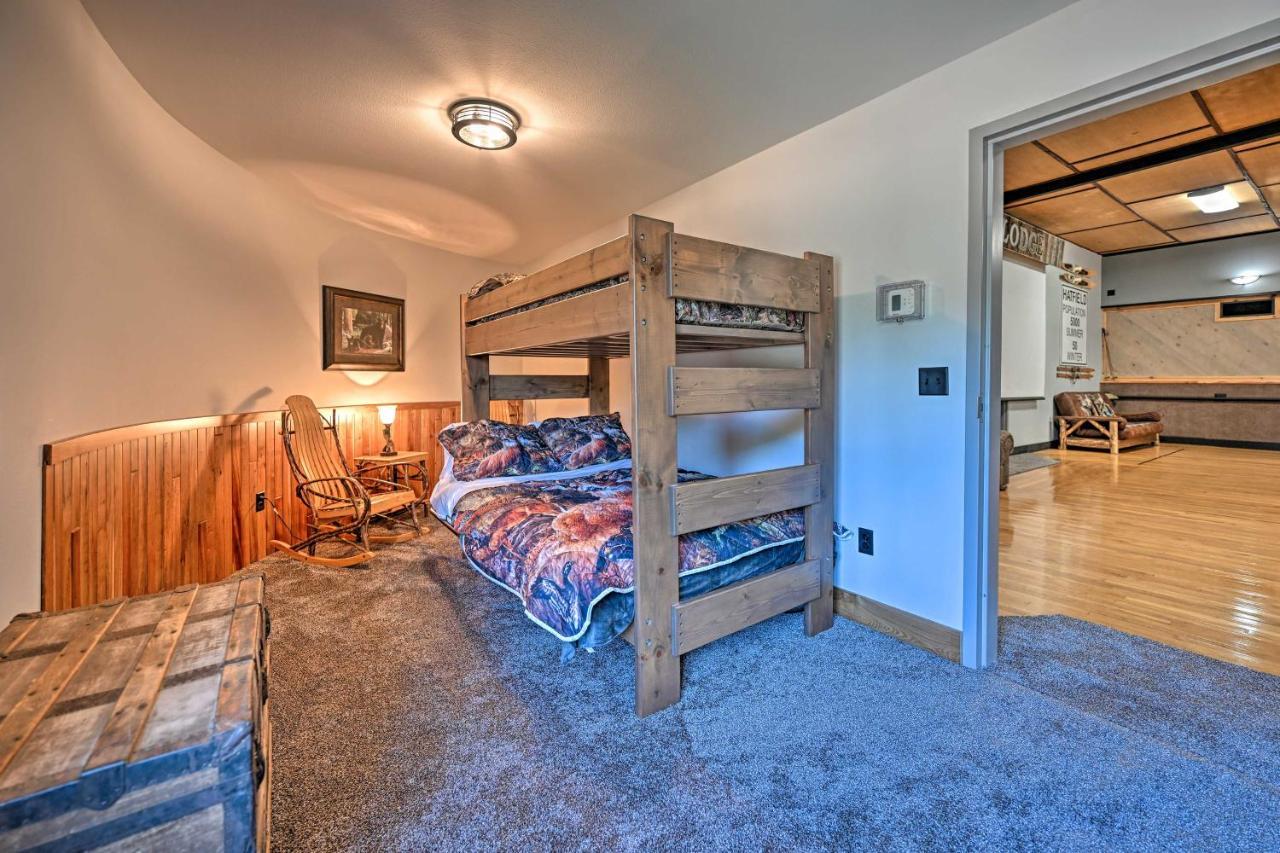 Massive Hatfield Loon Lodge With Roller Rink Экстерьер фото