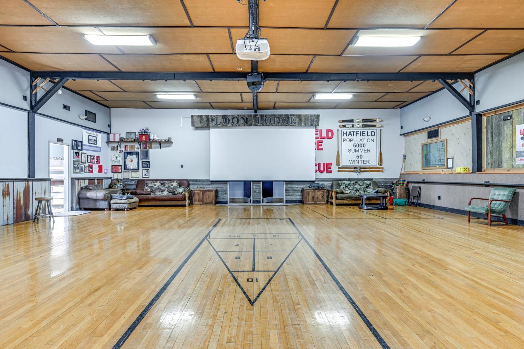 Massive Hatfield Loon Lodge With Roller Rink Экстерьер фото