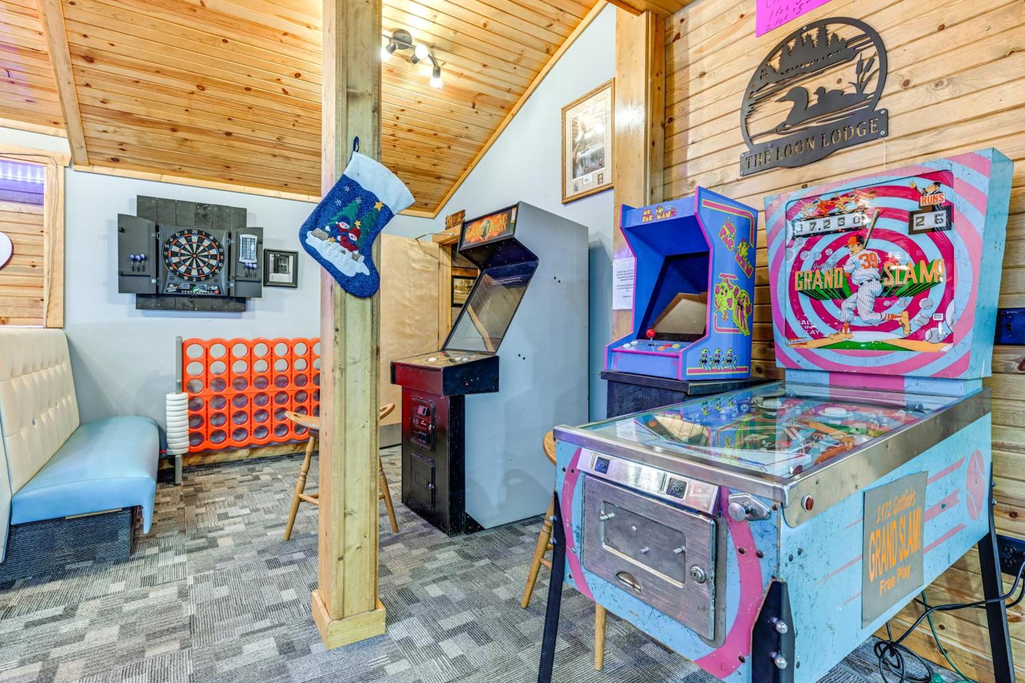 Massive Hatfield Loon Lodge With Roller Rink Экстерьер фото